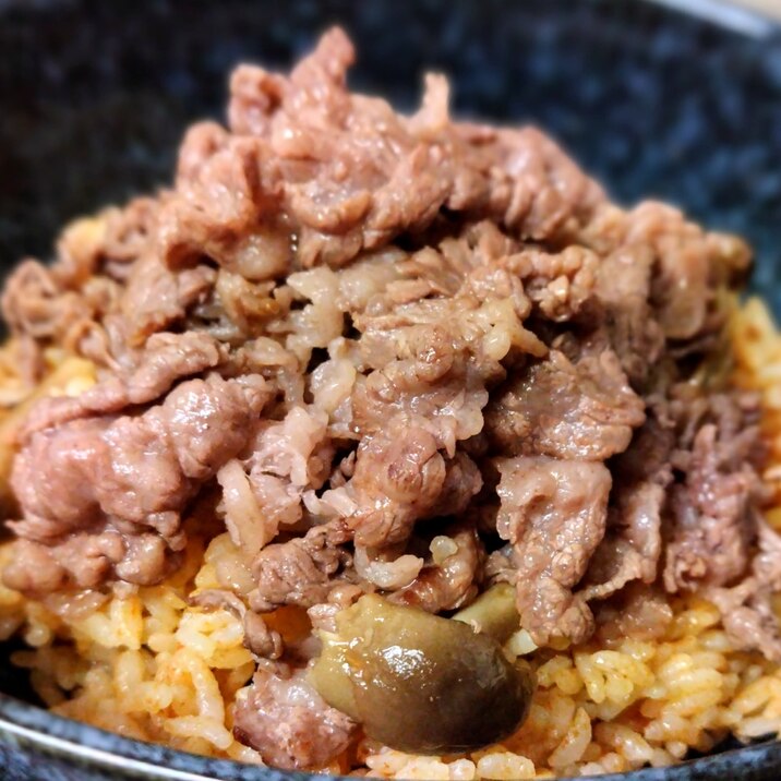 キムチ鍋用スープでビビンバ風に⚝肉のせ炊き込みご飯